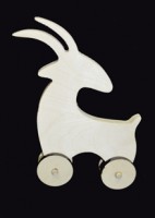 Фигурка  "Коза изогнутая на колесах"    