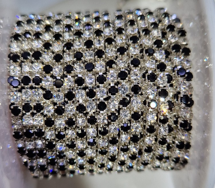 Стразовая цепь двухцветная, цвет - прозрачные и черные стразы в серебре, размер страз SS6 (2 мм.), 1 м.   