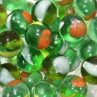 Галька стеклянная, круглая шарик, D-16 мм., цвет: зеленый с белым и красным