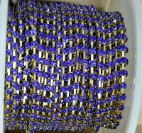 Стразовая цепь, цвет - темно-синий в золоте, размер страз SS6 (2 мм.), 1 м. 
