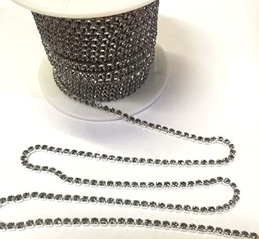 Стразовая цепь, цвет -  дымчатый в серебре, размер страз SS 6 (2 мм.), 1 м.          