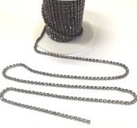 Стразовая цепь, цвет -  дымчатый в черной оправе, размер страз SS 6 (2 мм.), 1 м.    
