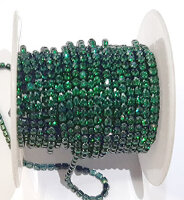 Стразовая цепь, цвет - темно-зеленый в черной оправе, размер страз SS 6 (2 мм.), 1 м.