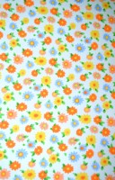 Ткань (хлопок 100%) на клеевой основе, цвет - мелкие оранжевые и голубые цветочки. 