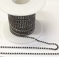 Стразовая цепь, цвет -  черный в серебре, размер страз SS 6 (2 мм.), 1 м. 