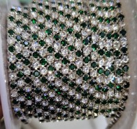 Стразовая цепь двухцветная, цвет - прозрачные и зеленые стразы в серебре, размер страз SS6 (2 мм.), 1 м.   