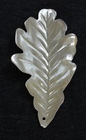 Пластиковый элемент "Лист дуба ", цвет -белый перламутровый 