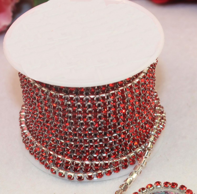 Стразовая цепь, цвет - красный в серебре, размер страз SS10 (2,8 мм.), 1 м.  