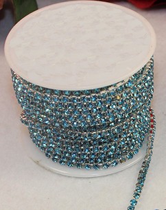 Стразовая цепь, цвет - голубой в серебре, размер страз SS (2 мм.), 1 м.